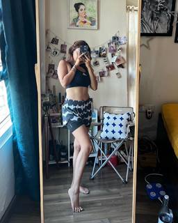 Anushka Sen feet photo thumbnail