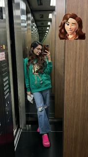 Anushka Sen feet photo thumbnail