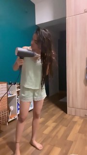 Anushka Sen feet photo thumbnail