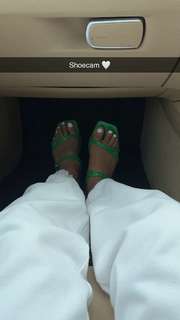 Anushka Sen feet photo thumbnail