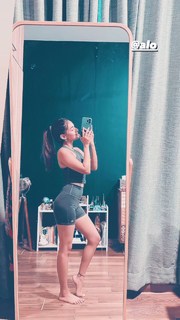Anushka Sen feet photo thumbnail