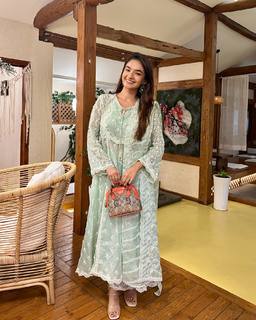 Anushka Sen feet photo thumbnail