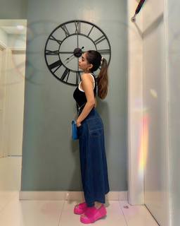 Anushka Sen feet photo thumbnail