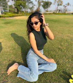 Anushka Sen feet photo thumbnail
