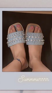 Anushka Sen feet photo thumbnail