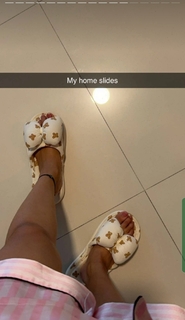 Anushka Sen feet photo thumbnail