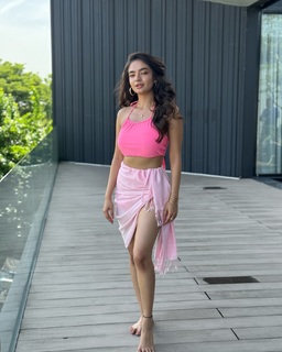 Anushka Sen feet photo thumbnail