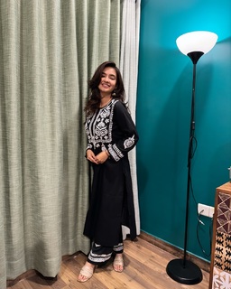 Anushka Sen feet photo thumbnail