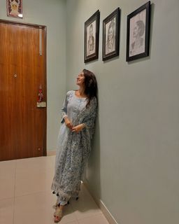 Anushka Sen feet photo thumbnail