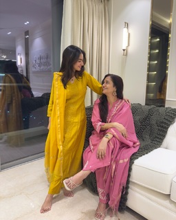 Anushka Sen feet photo thumbnail