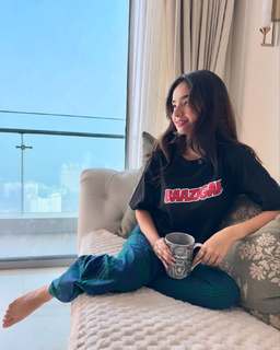 Anushka Sen feet photo thumbnail