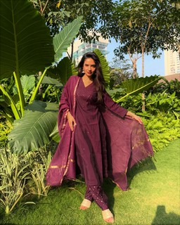 Anushka Sen feet photo thumbnail