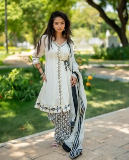 Anushka Sen feet photo thumbnail