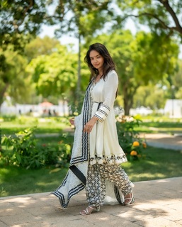 Anushka Sen feet photo thumbnail