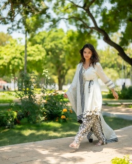 Anushka Sen feet photo thumbnail
