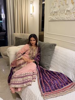 Anushka Sen feet photo thumbnail