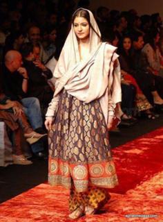 Anushka Sharma feet photo thumbnail