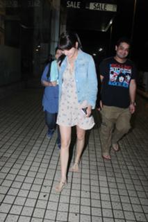 Anushka Sharma feet photo thumbnail