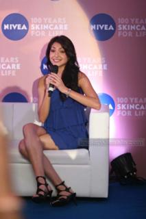 Anushka Sharma feet photo thumbnail