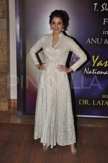 Anushka Sharma feet photo thumbnail