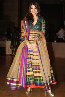 Anushka Sharma feet photo thumbnail