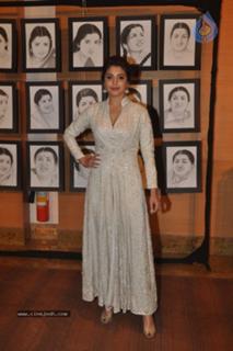 Anushka Sharma feet photo thumbnail