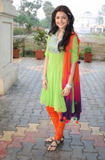 Anushka Sharma feet photo thumbnail