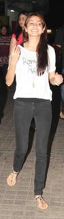 Anushka Sharma feet photo thumbnail