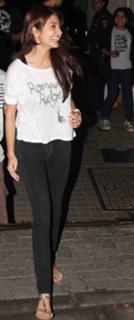 Anushka Sharma feet photo thumbnail