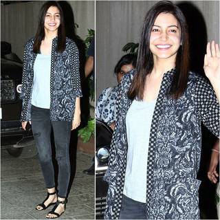 Anushka Sharma feet photo thumbnail