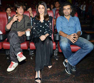 Anushka Sharma feet photo thumbnail