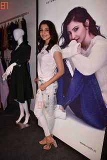 Anushka Sharma feet photo thumbnail