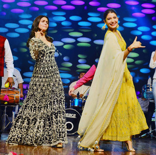 Anushka Sharma feet photo thumbnail