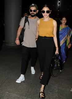 Anushka Sharma feet photo thumbnail