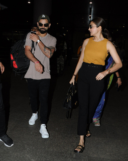 Anushka Sharma feet photo thumbnail