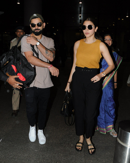 Anushka Sharma feet photo thumbnail