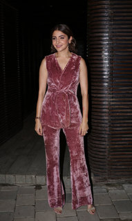 Anushka Sharma feet photo thumbnail
