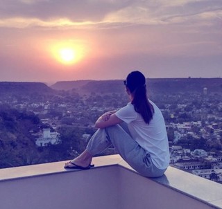 Anushka Sharma feet photo thumbnail