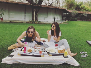Anushka Sharma feet photo thumbnail