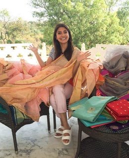 Anushka Sharma feet photo thumbnail