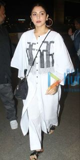 Anushka Sharma feet photo thumbnail