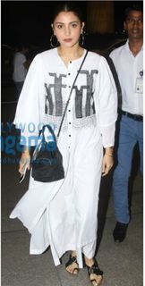 Anushka Sharma feet photo thumbnail