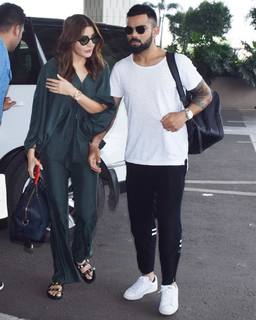 Anushka Sharma feet photo thumbnail