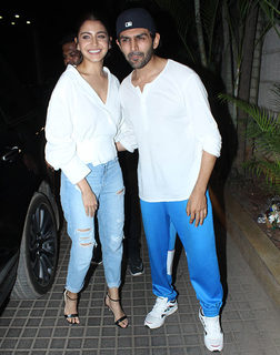 Anushka Sharma feet photo thumbnail