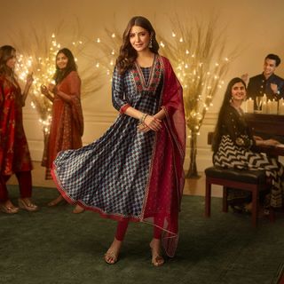 Anushka Sharma feet photo thumbnail