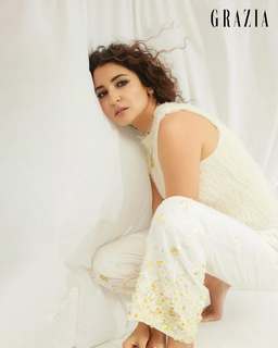 Anushka Sharma feet photo thumbnail