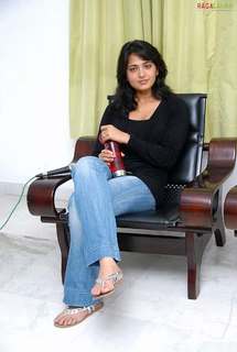 Anushka Shetty feet photo thumbnail