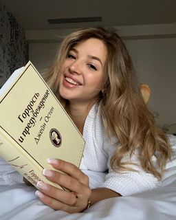 Anya Pokrov feet photo 2