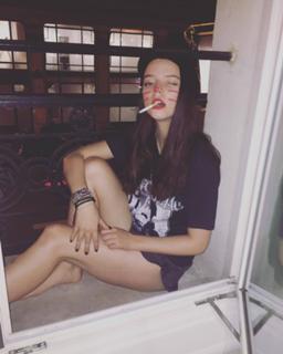 Anya Taylor-Joy feet photo thumbnail