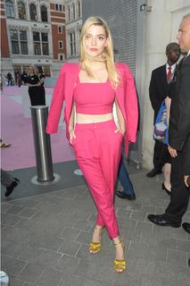 Anya Taylor-Joy feet photo thumbnail